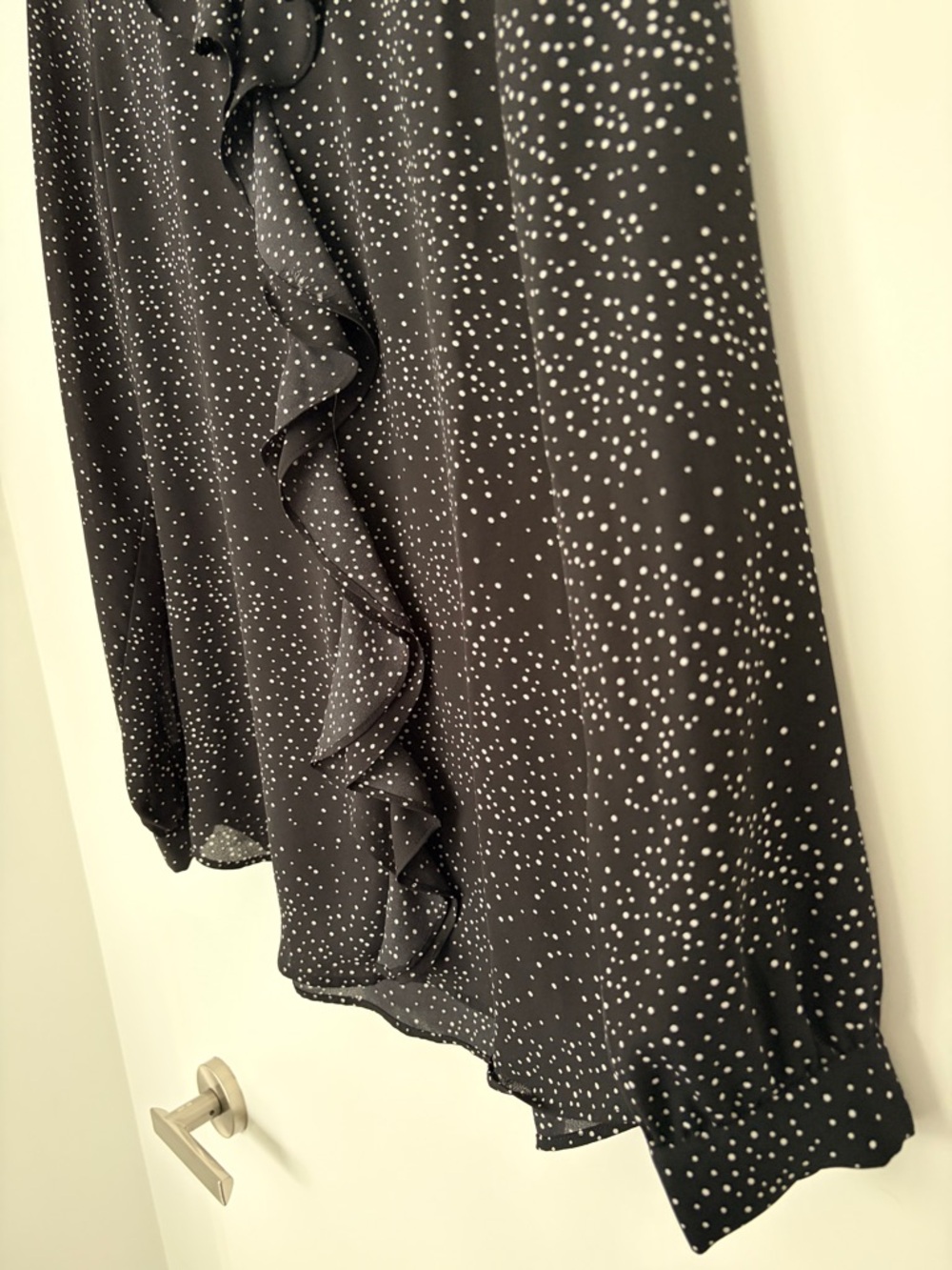 RICKIS BLACK AND WHITE POLKA DOT LIGHTWEIGHT RUFFLE FRONT TOP/BLOUSE, SIZE 4 - Picture 6 of 8